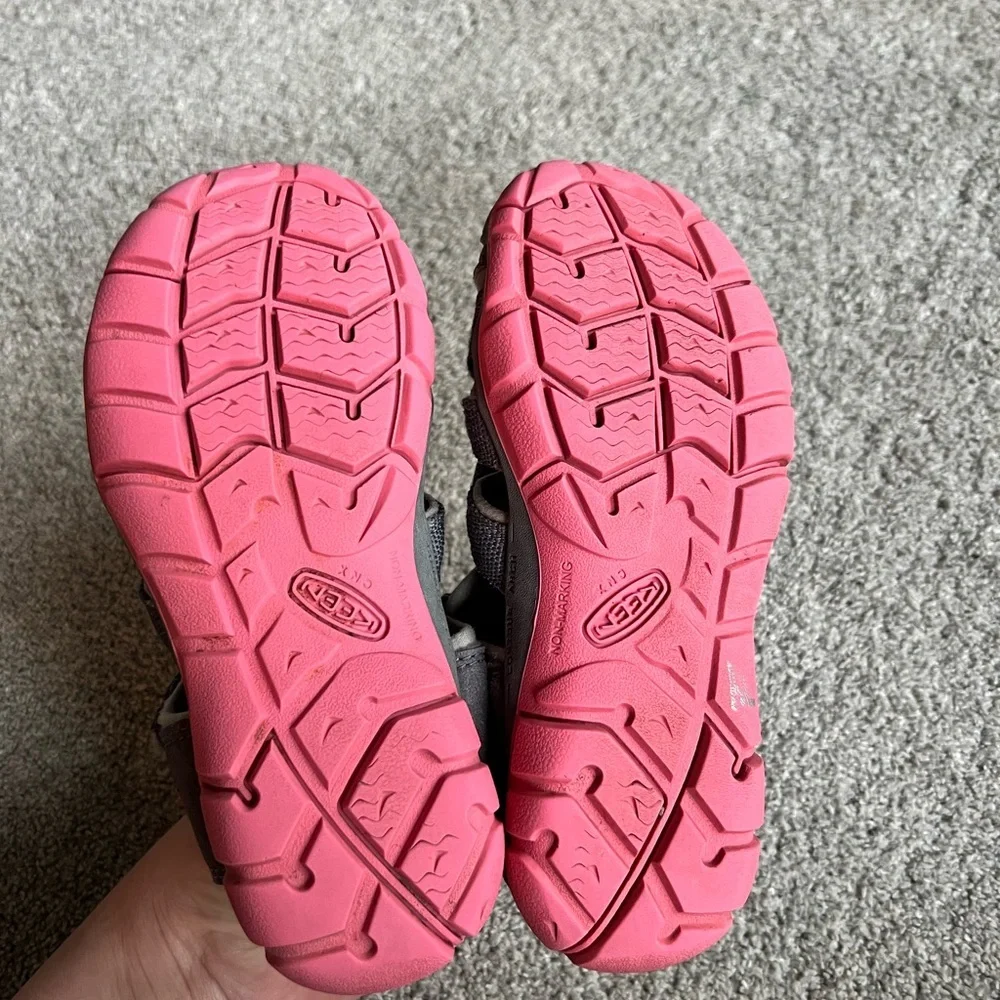 Girls Keen Seacamp II CNX Girls Size 1 Sandals Shoes Grey & Pink Kids